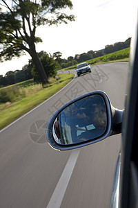 车辆在乡村公路上驾驶的详情灰色汽车速度旅行运动车道曲线眩晕轨道沥青图片