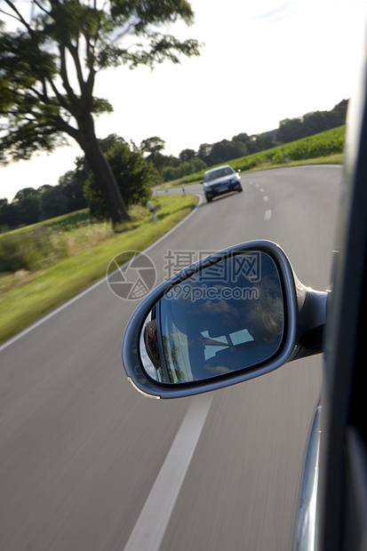 车辆在乡村公路上驾驶的详情灰色汽车速度旅行运动车道曲线眩晕轨道沥青图片