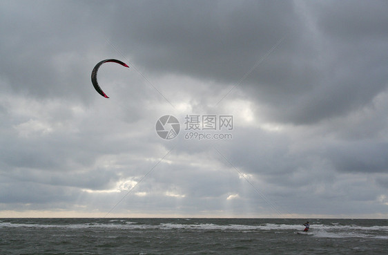 风筝冲浪器 在阴云的一天风筝订购运动冲浪冲浪者英石海滩泡沫海浪图片