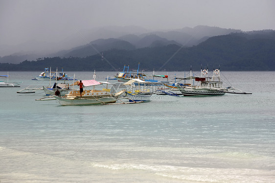 海上船只假期旅行渔夫海浪呼吸管海岸线蓝色海滨娱乐海洋图片