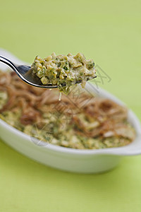 一种巴伐利亚面条加炒洋葱食物白色盘子疙瘩菠菜餐垫美味绿色图片