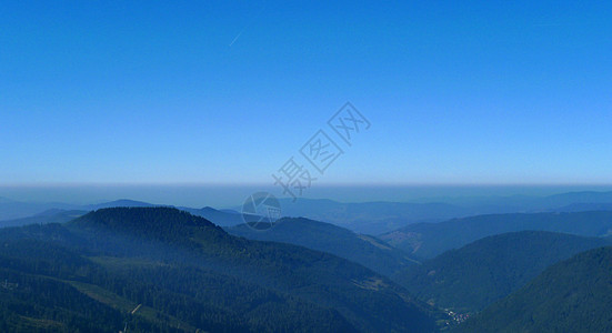 在山顶的山顶丘陵山脉天空黑森林薄雾全景场地爬坡蓝天视野图片