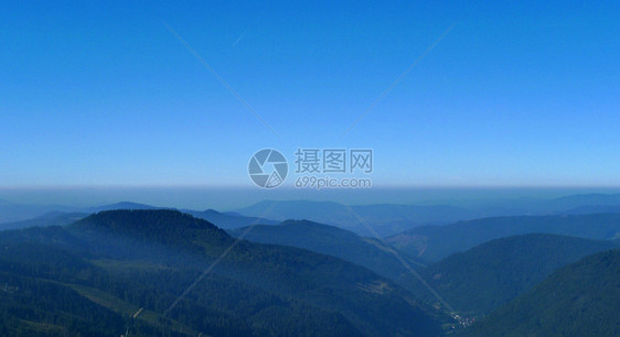 在山顶的山顶丘陵山脉天空黑森林薄雾全景场地爬坡蓝天视野图片