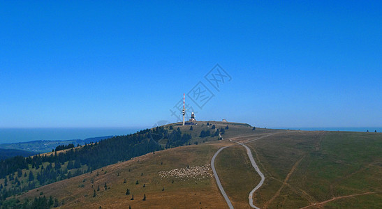 在山顶的山顶草地视野爬坡蓝天场地山脉全景木头黑森林天空图片