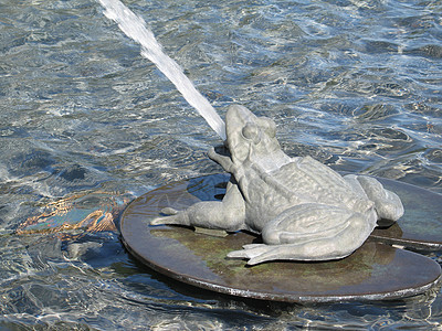 青蛙喷泉金属灰色喷射雕塑公园百合动物阴影瀑布两栖图片