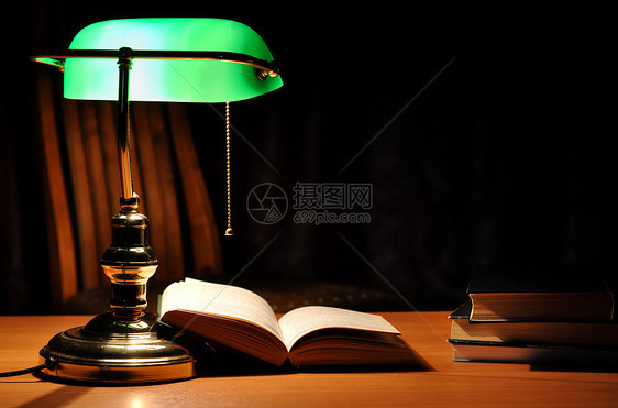 绿桌灯和开页图片