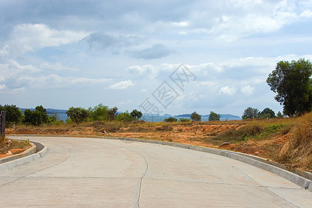 空道路树木蓝色天空街道孤独运动风光旅行速度地平线背景图片