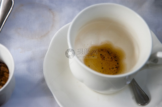 茶茶杯白色拿铁饮料草本早餐咖啡店树叶文化液体飞碟图片