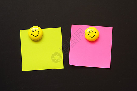 空白纸页黑色红色标签黑板笔记办公室笑脸微笑黄色别针图片