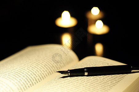 书写蜡烛和眼镜智慧阅读基督大学图书馆学习宗教历史教会黑色图片