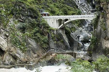 云南省山丘陵绿色树木岩石瀑布图片