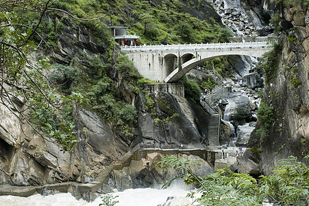 云南省山丘陵绿色树木岩石瀑布背景图片