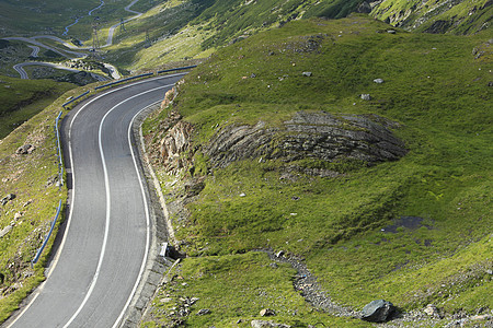 高海拔公路环境旅游车道汽车曲线岩石驾驶交通绿色旅行图片