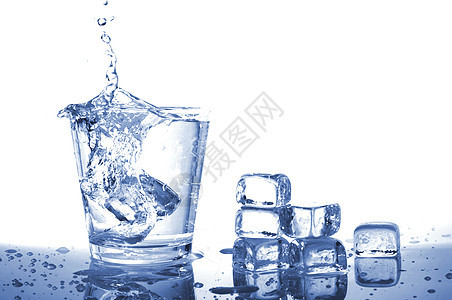 玻璃杯中的水苏打飞溅生活玻璃福利矿物食物立方体杯子瓶子图片