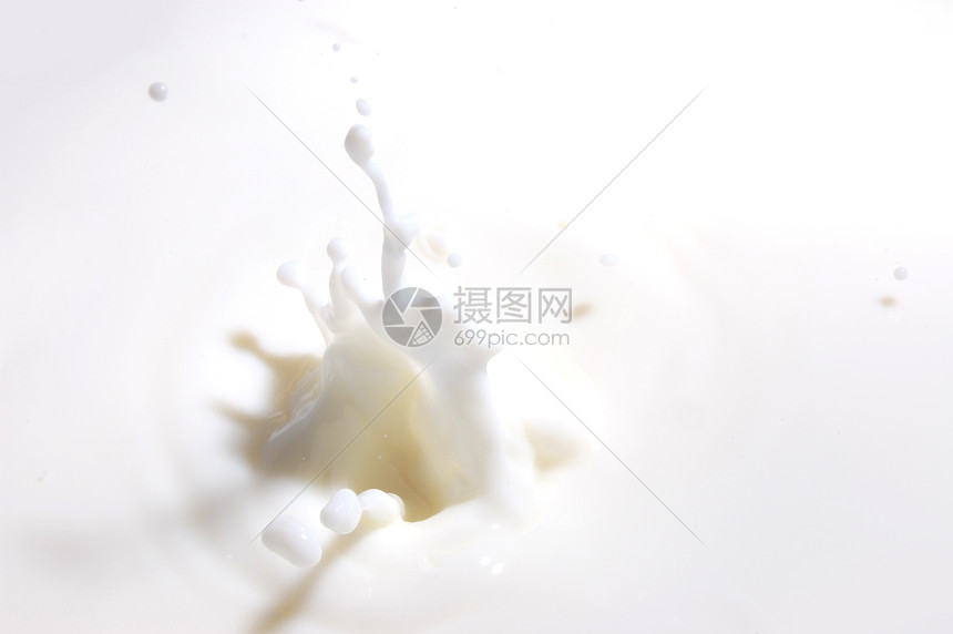 奶水喷出饮料液体流动飞溅肥皂行动运动食物白色乳白色图片