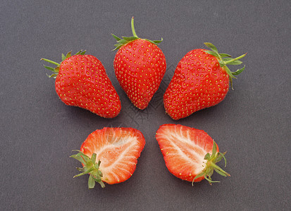 新鲜有机草莓红色甜点气泡果汁食物稻草农村奶油水果沙拉图片