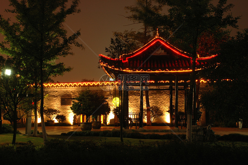 晚上在公园的中国游乐馆图片