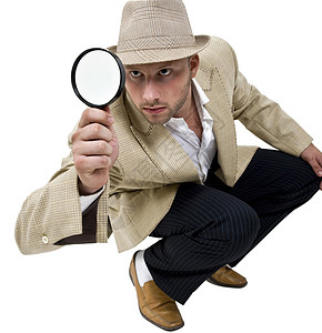 带帽子和放大镜的人调查工具衬衫间谍男人镜片男性套装检查玻璃图片