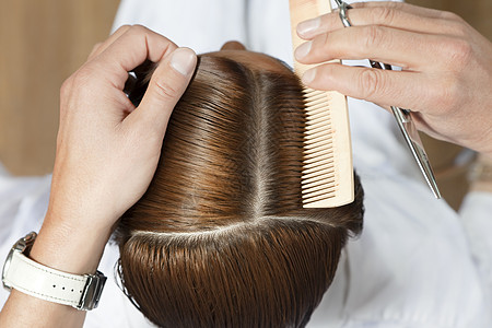 理发沙龙男人发型梳理顾客造型师梳子棕色女性头发发型师图片