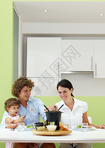 肉油菜乐趣孩子成人男人桌子厨房享受饮食母亲幸福图片
