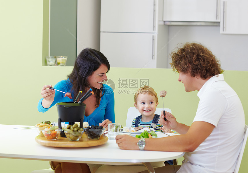 家庭在吃肉饼男子桌子女士男生妈妈食物中年幸福午餐享受图片