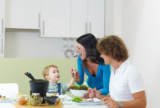 家庭在吃肉饼婴儿父亲儿子蔬菜幸福母亲男子中年人午餐男生图片