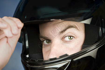 戴摩托车头盔的男人警卫黑色男性拱形遮阳板竞赛运动司机安全赛车图片