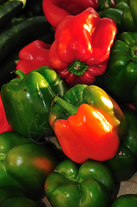 绿色和红铃辣椒市场红色销售胡椒饮食店铺食物蔬菜生产杂货店图片