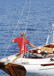男人在帆船上图片
