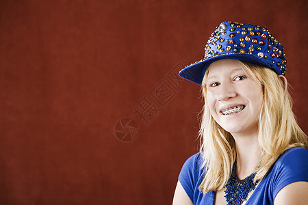 带着牙套的漂亮年轻女孩边缘玩具亮片帽子青少年牙科蓝色青年潮人头发图片