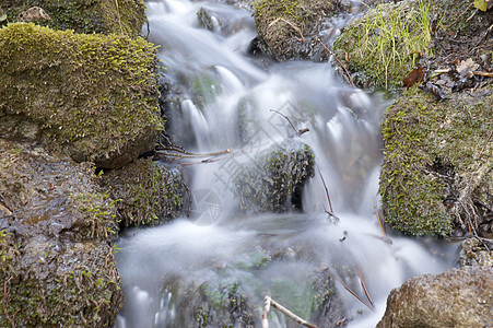 瀑布岩石苔藓风景落水森林绿色速度石头溪流环境图片