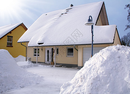 冬天的房子石方单亲椅子车道百叶窗雪花殖民石工投资脚步图片