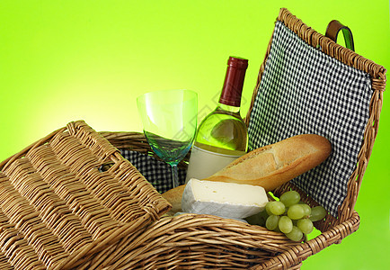 以野餐篮子为紧闭野餐午餐面包黄色篮子绿色玻璃柳条图片