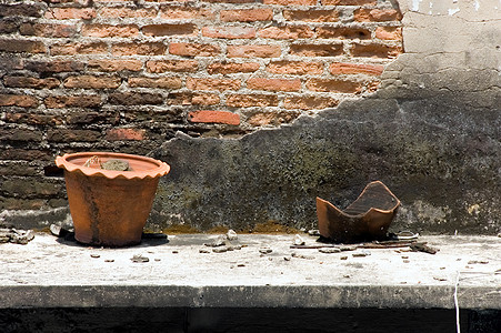 红瓦墙粘土锅工艺植物花园平底锅陶器花朵餐具园艺陶瓷橙子背景
