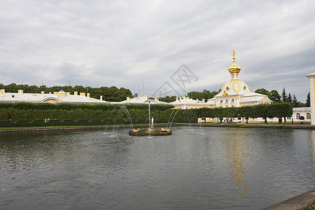 彼得霍夫乐园喷泉建筑学艺术公园游客文化天空历史摄影旅行图片