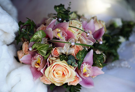 美丽的新娘蜜月亲热少数民族已婚订婚玫瑰花束合同女性仪式图片