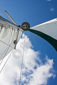 航帆航行天空系统全球绳索定位风帆雷达白色电缆背景图片