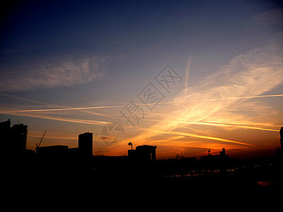 伦敦上空的天线城市多云气氛建筑日出建筑物日落剪影景观地平线图片