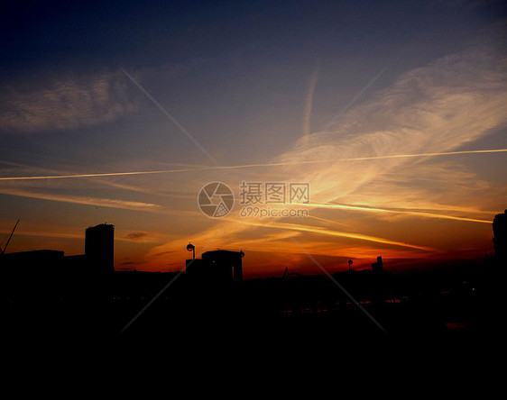 伦敦上空的天线城市景观气氛日落天空地平线多云剪影建筑物日出图片