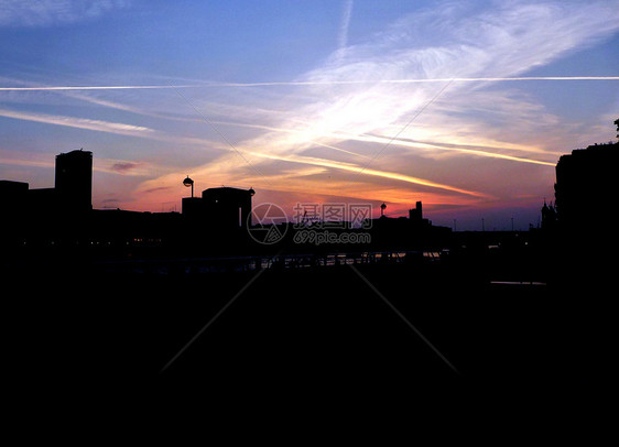 伦敦上空的天线景观日出多云气氛建筑物剪影日落天空建筑城市图片