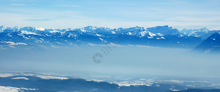 阿尔卑斯山蓝色山脉全景白色顶峰天空登山图片