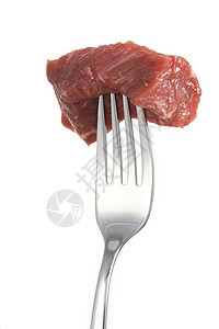 白背景上分离的叉子上的肉片图片