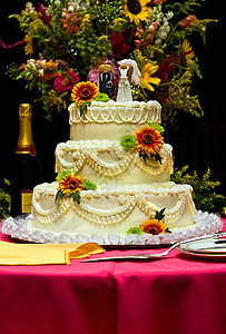 配花的婚礼蛋糕背景图片