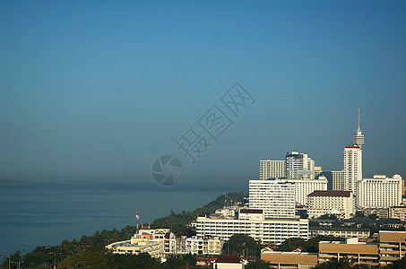海岸上的摩天大楼海景汽车建筑学支撑游客公寓建筑城市蓝色旅行图片