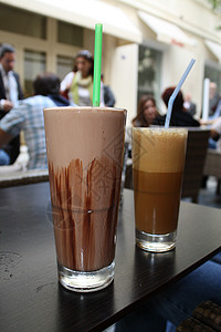 夏季饮料玻璃稻草巧克力咖啡露天咖啡店闲暇食堂背景图片