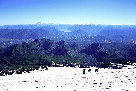 离顶部几英里滑雪板滑雪全景强者成就森林爬坡登山者普孔步幅图片