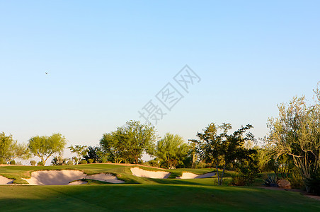 在亚利桑那沙漠的高尔夫球场 日落午后山峰晴天课程沙漠球道陷阱反射阴影社区天空小路图片