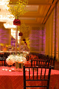 豪华婚礼礼堂的餐桌设置盘子椅子食物餐饮餐厅银器餐巾花朵桌布派对图片