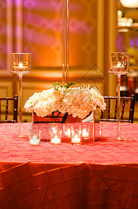 豪华婚礼礼堂的餐桌设置餐饮餐厅玻璃派对银器花朵桌子婚姻服务食物图片