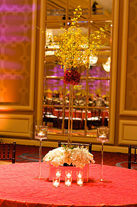 豪华婚礼礼堂的餐桌设置派对桌子庆典花朵餐巾银器婚姻服务环境午餐图片